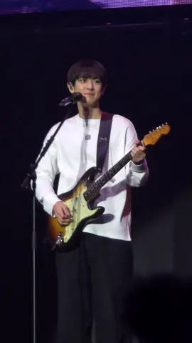 Good enough - Chanyeol  Soundcheck City scape Epilogue Day2 Luôn là một trong những stage của Chanyeol mà mình thích nhất. Mình thích cái năng lượng của 