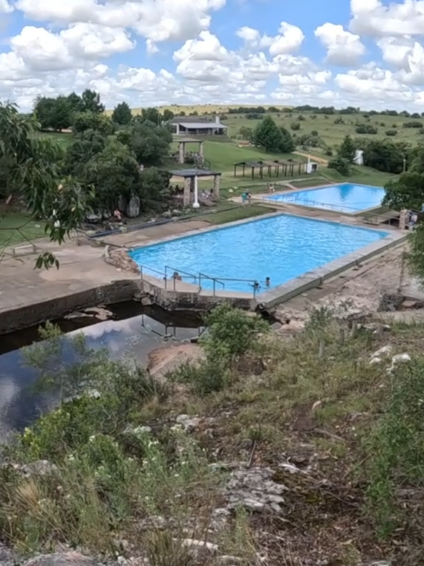 HOY COMPARTIMOS OTRO RINCONCITO DE NUESTRO PAÍS URUGUAY 🇺🇾  DE ESOS TAN LINDOS Y QUE A MI TANTO ME GUSTAN ; EL SALTO DE AGUA DE CERRO CHATO, EN DONDE JUNTO A UN CURSO DE AGUA QUE GENERA UN MARAVILLOSO SALTO NATURAL SE HAN CONSTRUIDO 2 PISCINAS; CON ACCESO TOTALMENTE GRATIS , TAMBIÉN EN LA ZONA TENEMOS CAMPING Y CABAÑAS PARA ALQUILAR.  UN NUEVO CAPÍTULO IMPERDIBLE QUE LOS INVITO A DISFRÚTARLO DE TODO CORAZÓN ❤️ ♥️ 💕 👉 #turismointerno #turismoenuruguay #uruguaynatural #uruguaynoma #saltodeaguacerrochato #cerrochato 