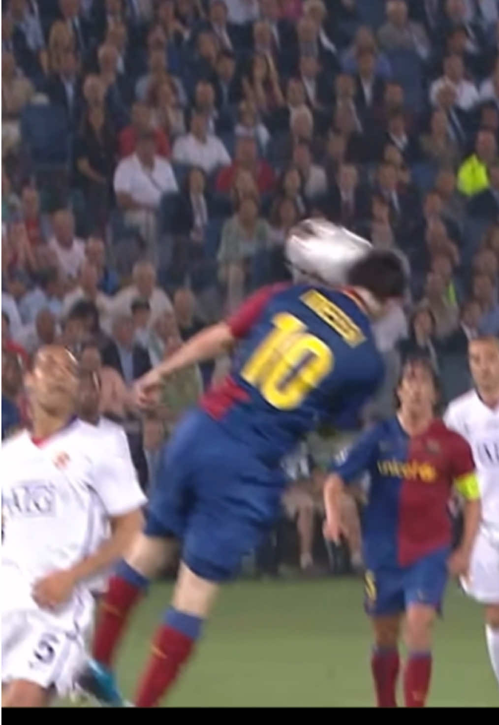 LM10 🇦🇷  Lionel Messi scored one of the most iconic goals in Champions League history during the 2008-2009 final between FC Barcelona and Manchester United. The match, played on May 27, 2009, at the Stadio Olimpico in Rome, saw Messi seal Barcelona’s victory with a spectacular header. The Legendary Goal: In the 70th minute, with Barcelona leading 1-0, Xavi Hernández delivered a perfect cross into the box. Messi, despite his height, leapt into the air and connected with a brilliant looping header that sailed over Edwin van der Sar, doubling Barça’s lead and securing their third Champions League title. This goal is unforgettable not only for its unexpected execution—a rare header from Messi—but also for its historic importance, as it helped Pep Guardiola’s team complete a historic treble in his first season as coach. It also symbolized the shift of power in football, marking the beginning of Barcelona’s golden era. 🎥 #messi #uclfinal #championsleague #fcbarcelona #iconicgoals #uclhistory #goat #footballskills #soccertiktok #headergoal #throwback #footballfans #legendarymoment #fyp #viralfootball #barca #manchesterunited