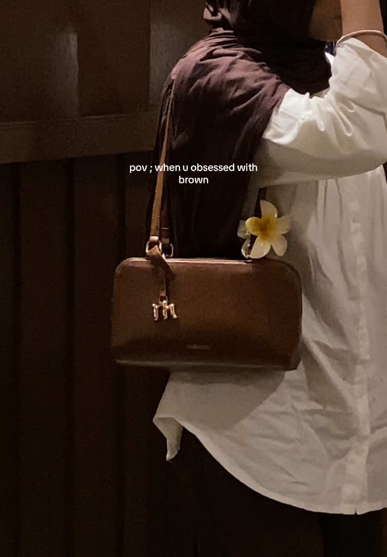 lagi obsessed bgt sama warna coklatttt ada yg sama ga?? #bag #taswanita #shoulderbag #mossdoom #slingbag 