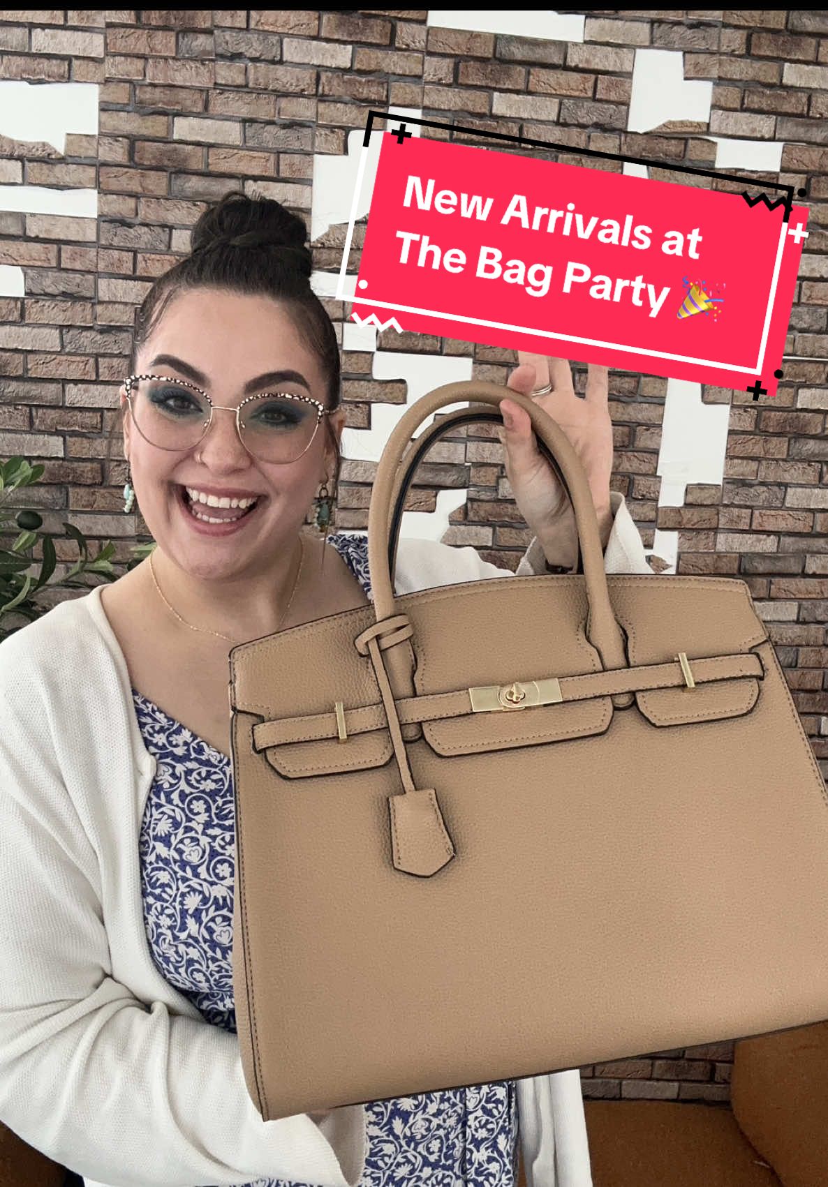 Replying to @Amy Lou I love the “Boston” bag style! Here’s a peak at one of our NEW ARRIVALS that mixes functionality with fashion! 😌👜 #pursecollector #bagaddict #wirkin #bagparty #bostonbag #workbag #classybag 