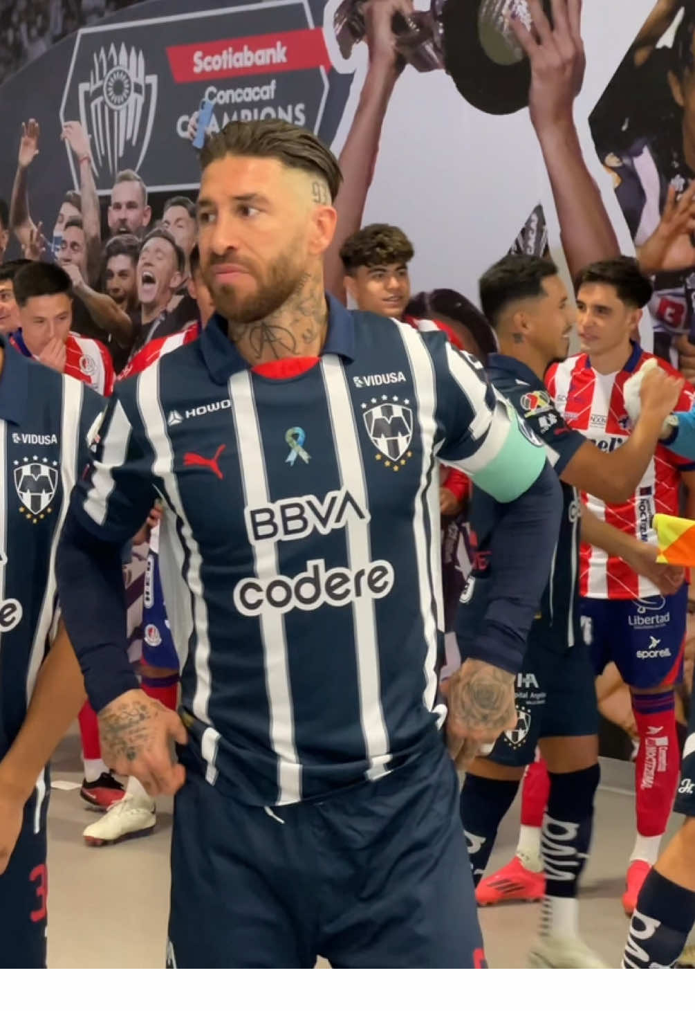 Sí me puse nervioso de ver a #SergioRamos tan cerca así #ElPasillo en el BBVA 🥹😱🔥 @Rayados #sergioramos #ramos #ligabbvamx #ligamx #rayados 