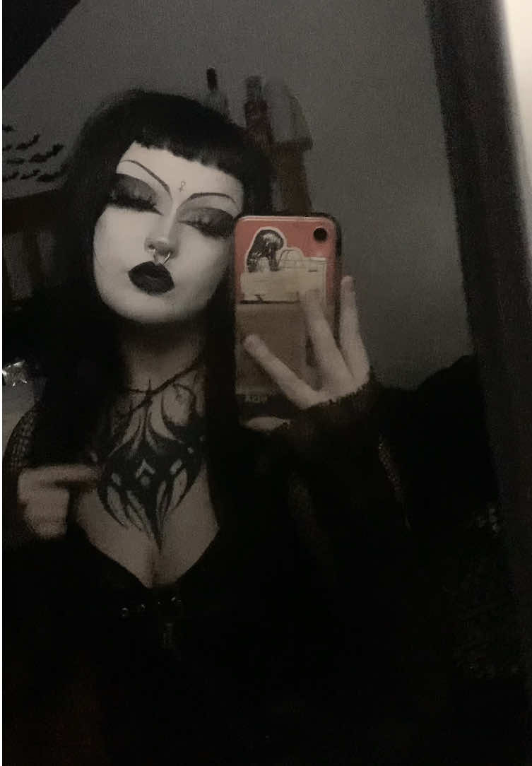 i’m so awkward oml #fyp #foryou #foryoupage #goth #tradgoth #gothmakeup #darkwave 