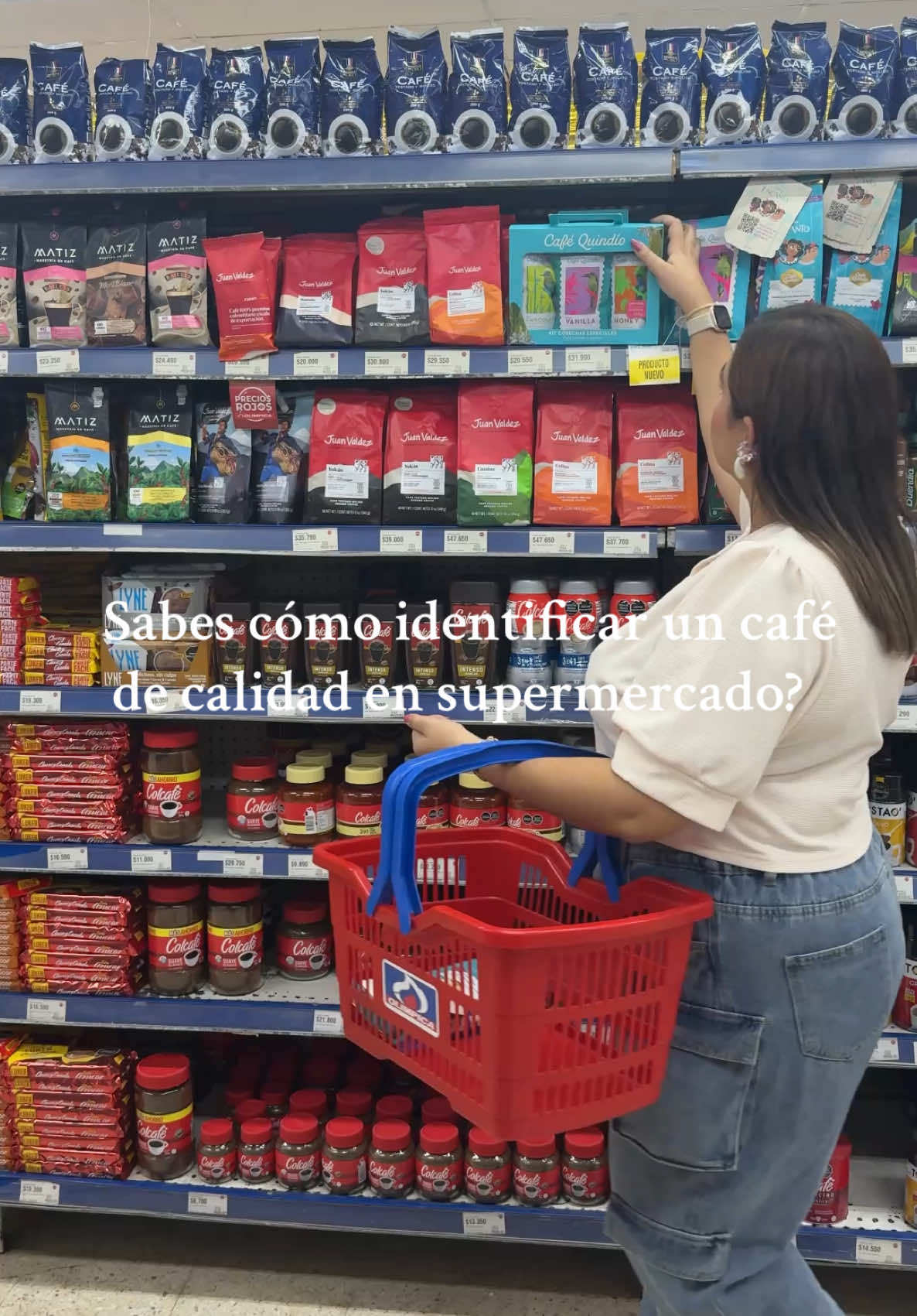 Sabes cómo identificar un café de calidad en supermercado ?  Los puedes identificar así:  1. Revisa en su empaque que sea un café de tueste medio, ya que resalta las notas del café. 2. Revisa en su empaque el origen del café esta es la identidad de donde proviene y nos asegura un estándar de calidad. 3. Te recomiendo comprar el café en grano ya que así se dura fresco más tiempo. Puedes prepararlo en tu casa con tu método favorito, lo voy a preparar en moka italiana  - Se llena con agua caliente hasta antes de la válvula  - Agrega el café molienda fina en el filtro hasta el tope sin presionar - Cerrar bien y poner la moka en la estufa o en su base si es eléctrica como la mía  La moka hace café tipo espresso, es perfecta para combinar con leche o más agua, con ella puedes preparar: 🤎 Latte: leche + café  🤎 Americano: café + agua  🤎 Latte helado: Hielo , leche , tu endulzante favorito y el café  Déjame saber en los comentarios que mas te gustaría saber.  #café #coffee #colombia #latte #Lattehelado #americano #caféensupermercado #comprarcafé #recetasconcafé #supermercado
