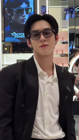 คนที่หล่อขนาดนี้ 😭💖 #TomFordxAuAu εïз｡* ( @auautnp )— #auautnp #อู่อู๋ธนภูมิ #fypシ゚ 