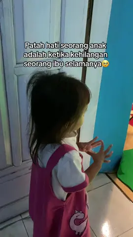 Apalagi ia menyaksikan langsung kematian ibu nya🥹 Semangat anak kuat 🥹 #fypberandatiktok #fypberandamu #katakatastorywa_ #kehilanganorangtersayang #kehilangan #madurapride🔥 #anakkecil #kasihsayang 