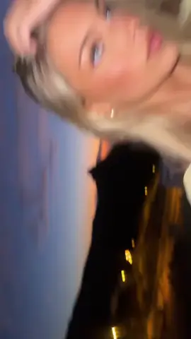 Beautiful blonde girl at sunset Hermosa chica rubia en el ocaso #beautiful #gril #hermosa #viral_video #tik_tok #influencer 