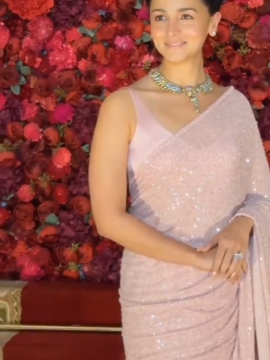 Aliabhatt in Saree new look  #aliabhatt #foryoupage #viral #fyp #viralvideos #viraltiktok #look #trending #bollywood #celebrity #trend #video #beauty #foryou #ammarkhan1012 #edit 