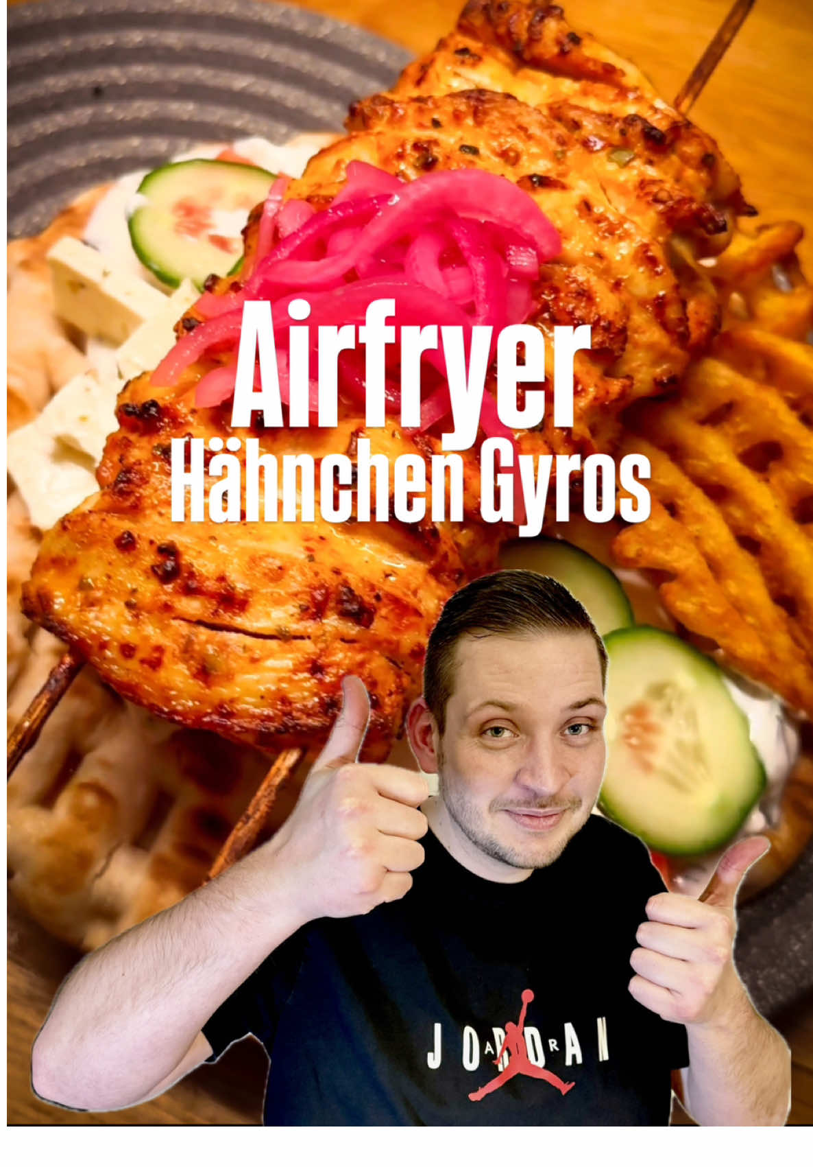 🐓Hähnchen Gyros Spieße🥙  Hähnchen im Airfryer gelingt einfach immer - heute mal im Gyros-Style. 15 Minuten Bei 200 Grad 👍 Zutaten: 2 Hähnchenbrüste, in Streifen geschnitten 2 EL griechischer Joghurt Gyros-Gewürz nach Geschmack Tzatziki 1 Limette 1 Tomate, in Scheiben geschnitten 1 Gurke, in Scheiben geschnitten Feta, gewürfelt oder zerbröckelt 1 Zwiebel, in Ringe geschnitten Fladenbrot oder Wraps 2 Handvoll gefrorene Pommes #airfryerrecipes #airfryer #ninjakitchen #leckeressen #schnellerezepte #chicken #gyros #heissluftfritteuse #hähnchen 