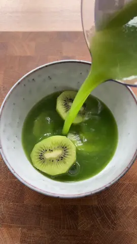 Kiwi pear cucumber juice 🥝🍐🥒 Best source of vitamin C and great for digestion #EasyRecipe #healthyrecipes #quickandeasyrecipe #guthealth #digestion #wellnesstips #fyp #fördig 