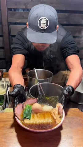 東京で1番人気の究極の屋台ラーメン🍜 【しゅんやっちゃん】 東京八王子で大行列のできる屋台ラーメン。 昔懐かしい古き良き屋台と本格的な醤油ラーメンが虜になる。全国的にも珍しい屋台ラーメンだが恐らく日本で1番並ぶ人気店。食べたら思わず唸る究極のラーメンでした。 ぜひ食べてみてね。 ーーーーーーーーーーーーーーーーーーー 📍 東京都八王子市初沢町1277-8  🚃 高尾駅から徒歩3分 ⏰	18:00～23:00 🗓️ 日月定休日 💰 ラーメン750円 ーーーーーーーーーーーーーーーーーーー The most popular ultimate ramen stall in Tokyo 🍜 [Shun Yatchan] A ramen stall in Hachioji, Tokyo, where long lines form. You'll be hooked on the nostalgic, good old stall and authentic soy sauce ramen. Ramen stalls are rare nationwide, but this is probably the most popular shop in Japan. It's the ultimate ramen that will make you groan when you try it. Please give it a try. — 📍 1277-8 Hatsuzawa-cho, Hachioji-shi, Tokyo 🚃 3 minutes walk from Takao Station ⏰ 18:00-23:00 🗓️ Closed on Sundays and Mondays 💰 Ramen 750 yen — #東京グルメ #東京ラーメン#東京ディナー #八王子グルメ #ラーメン #東京観光 #japanfood #japantrip #tokyofood 