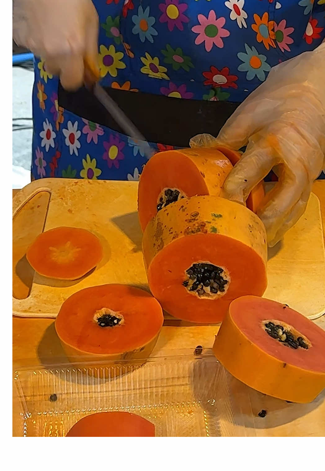 Grandma's Amazing Papaya Cutting Skills at Bangkok Night Market- Fruit Cutting Skills - Thai Street Food Price : THB 40 / USD 1.20 Location : SWU Nightmarket                    มศว.ไนท์มาร์เก็ต google map : https://maps.app.goo.gl/gbUhS8LKmDuDxuDc9