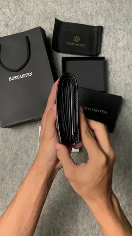 Dompet pria dari brand Bostanten dari bahan kualitas kulit sintetis dan sedikit motif classic membawa kesan elegant didompet ini🤩 #fypagee #fyp #soundviral #fypシ゚viral #dompetpria 