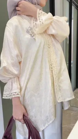 Mix n match aini kebaya ivory & silk skirt almond 🕊️✨ #outfitlebaransimple #outfitraya #Raya2025outfitidea #outfitlebaranday1 #Rekomendasibajuraya2025 #RekomendasiTunikLebaran #InspirasiBajuLebaran