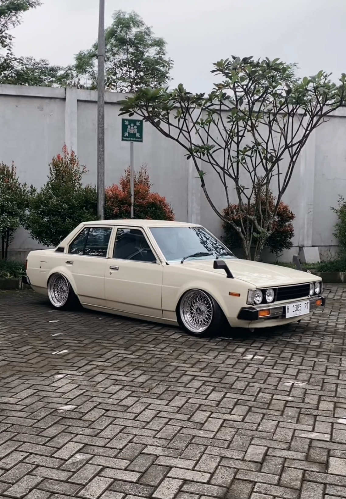 Saran nama yang cocok untuk mobil ini dong  #corolladx #corolladxindonesia #ke70 #corolladxke70 #fyp #fypシ #salatigaretro #cinematicmobil #baggeddaily #baggedcars #fypage #fypシ゚viral 