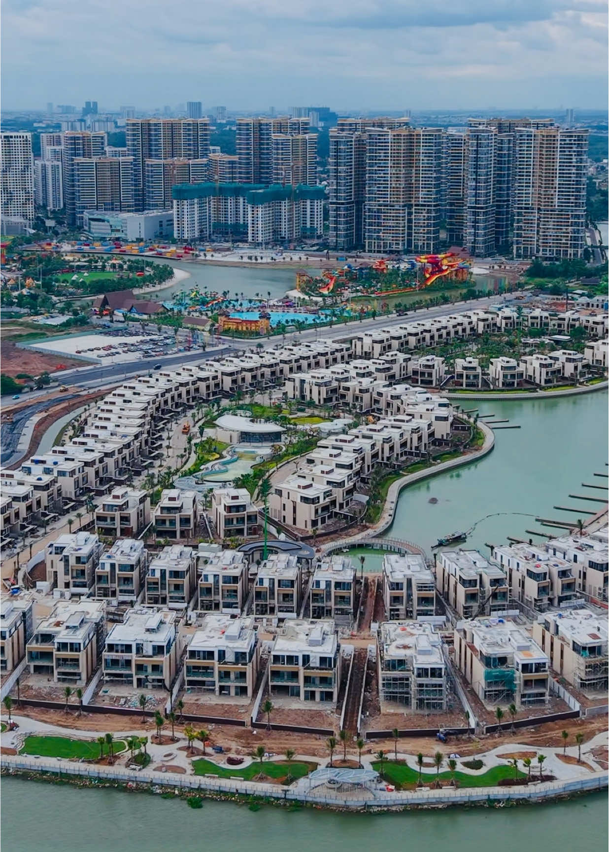 The luxury The Rivus Elie Saab residence in Vinhomes Grandpark district 9 by DJI Air 3S drone. #djiair3s #neodrone29 #vinhomesgrandpark #therivuseliesaab 