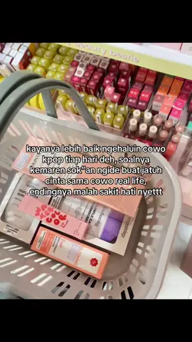 udah paling bener jatuh cinta sama bias sendiri aja.#kpop #idol #bias #fangirl #quotes #bts #bts_official_bighit #army #fyp #fypシ゚ 