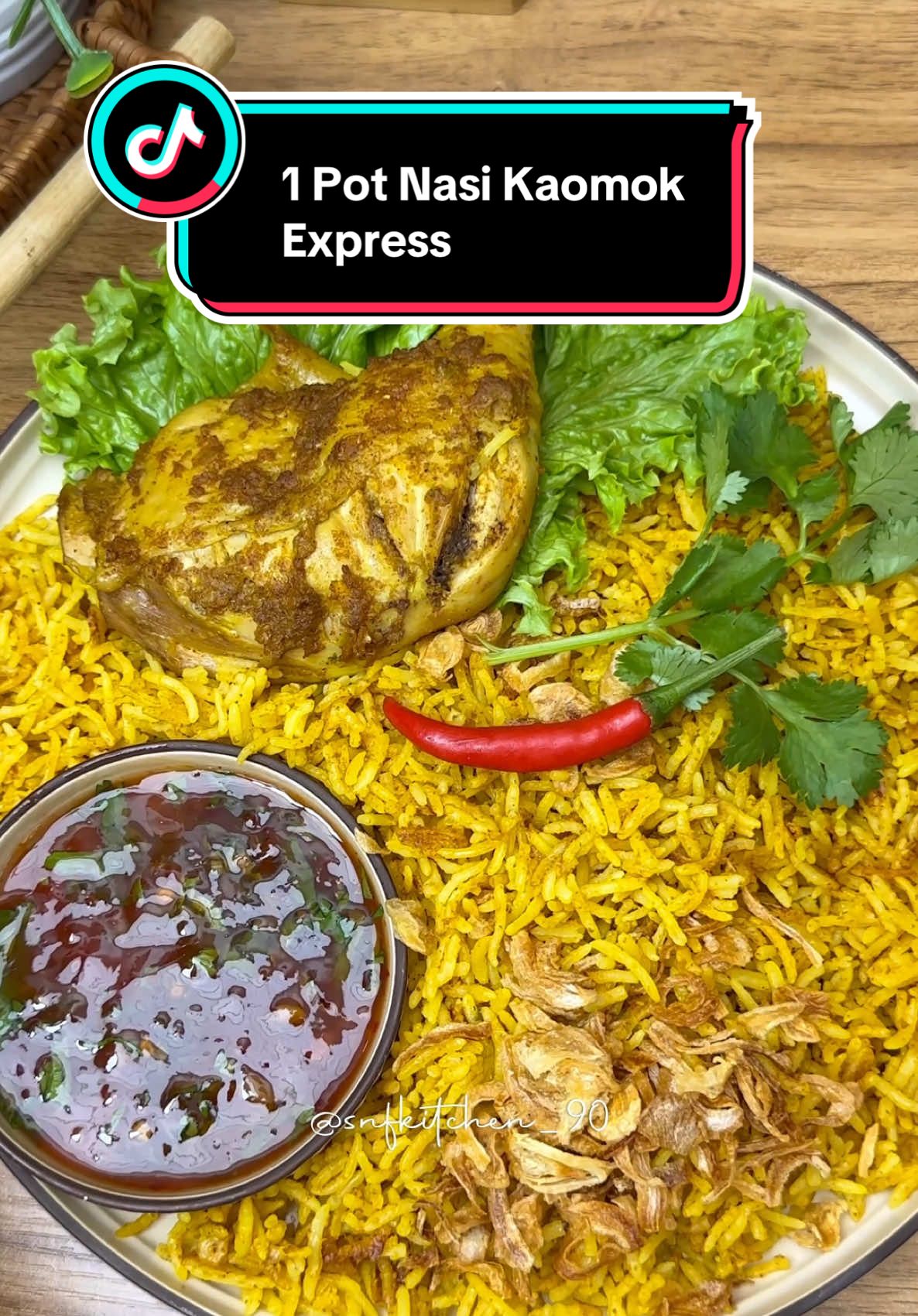 NASI KAOMOK 1 POT express Mak-mak yang busy, kelam kabut nak masak boleh try buat resepi Nasi kaomok express ni. Resepi ringkas campak2 je dalam 1 pot siap kurang dari 30min. yang penting sedap sangat 🥰 Bahan-bahan:  🌷minyak 🌷bahan kisar : bawang merah, halia, bawang putih 🌷serbuk rempah : kari, kurma, kunyit, ketumbar  🌷akar ketumbar 🌷ayam (separuh masak, kuarkan) 🌷beras basmathi (dah rendam dulu) 🌷1/2 tin susu cair  🌷1 1/2 cawan air 🌷3-4 kali tabur MAGGI CukupRasa®️ Plating : 🌷nasi 🌷ayam 🌷bawang goreng 🌷daun salad  🌷sos cili thai MAGGI +  tabur daun ketumbar Boleh letak sayur pilhan yang korang suka juga, barulah seimbang.  . @MAGGI Malaysia #maggicukuprasa #wanitacukupberani #takkenaltakcinta #maggisahmalaysia #kongsirezekikongsimeriah #FYP #FOODIES