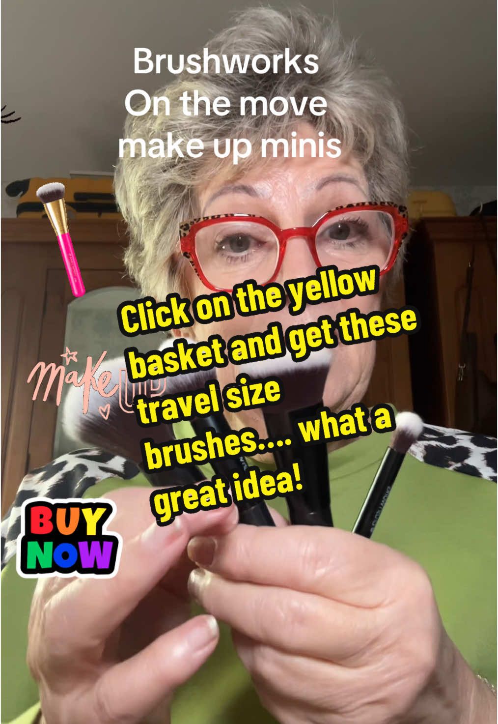 What a great idea…. travel size brushes….. @Soinvogue Shop @BRUSHWORKS #makeup #brushes #travelsizeproducts #onthemove #tiktokmademebuyit #fyp 