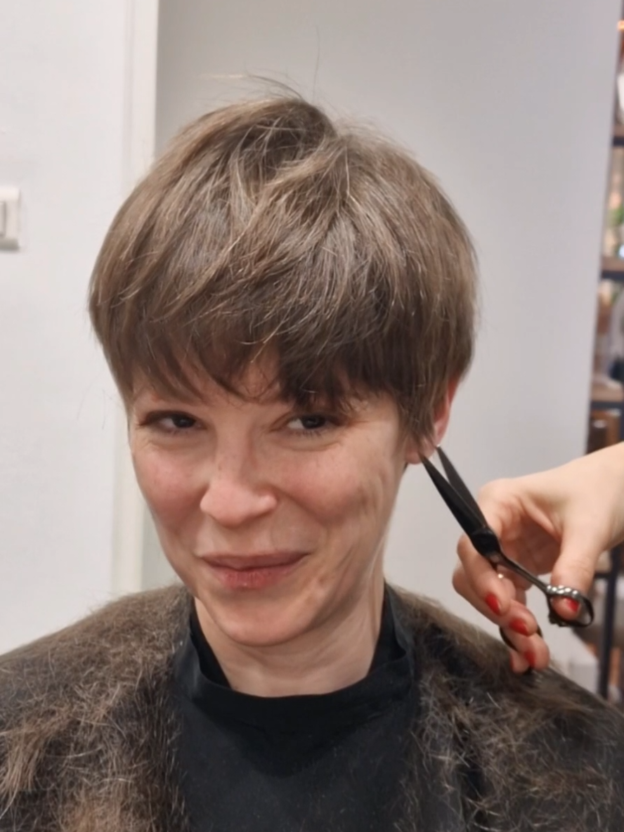 Makeover stories για την Ιουλία  Ένα chop ήταν αρκετό για να αλλάξουν όλα! 👀🔥 #HairTransformation #ShortHairDontCare #NewLook #MakeoverMagic #HairGoals #BeforeAndAfter #Haircut Change #BoldAndBeautiful #FreshStart #ShortHairVibes #HairInspo #ChopItOff#pixiecut #αλλαγήμαλλιών 