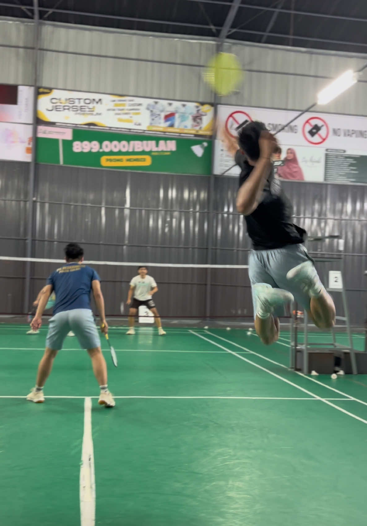Ketika pemain jual beli serangan #pelatihanbadminton #lisbadmintonhall #allengland2024 #funbadminton #funnybadminton #badmintonlucu #selebrasibadminton #fypbadminton #badmintonskills #turnamenbadminton #tarkam #lapanganbadminton 