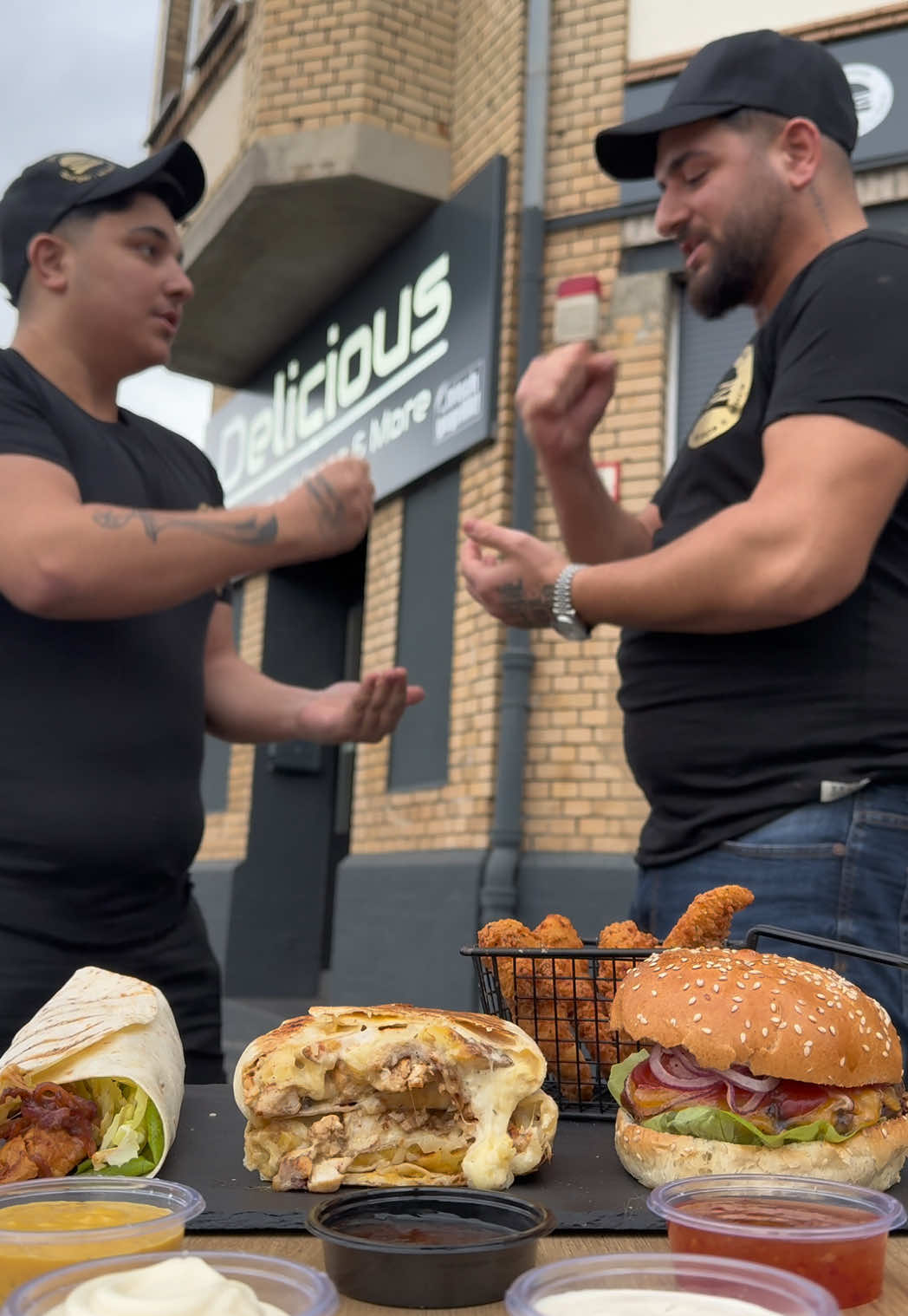 @Deliciousburgerandwraps in Düsseldorf, Ronsdorfer str. 120 🤤 kommt unbedingt rum!❤️🙏🏻 #fy #foryou #foryoupage #foryourpage #xybca #viral #xybca #fyp #FoodLover #eat #eating 