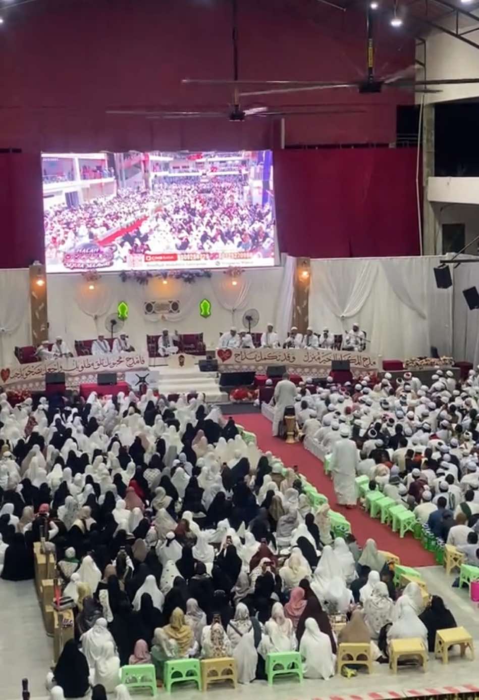 Seluruh pelusuk bumi Allah, datang memuji Rasulullah ‎ﷺ.🤍   ربي بحب للنبي وآله أبدل هواي بصالح النيات 🌹 #dewanselawatraudhahmuhibbin #sollualannabi #ustazneezamalbanjari #sejutaselawat #babulmusthofa #fyp 