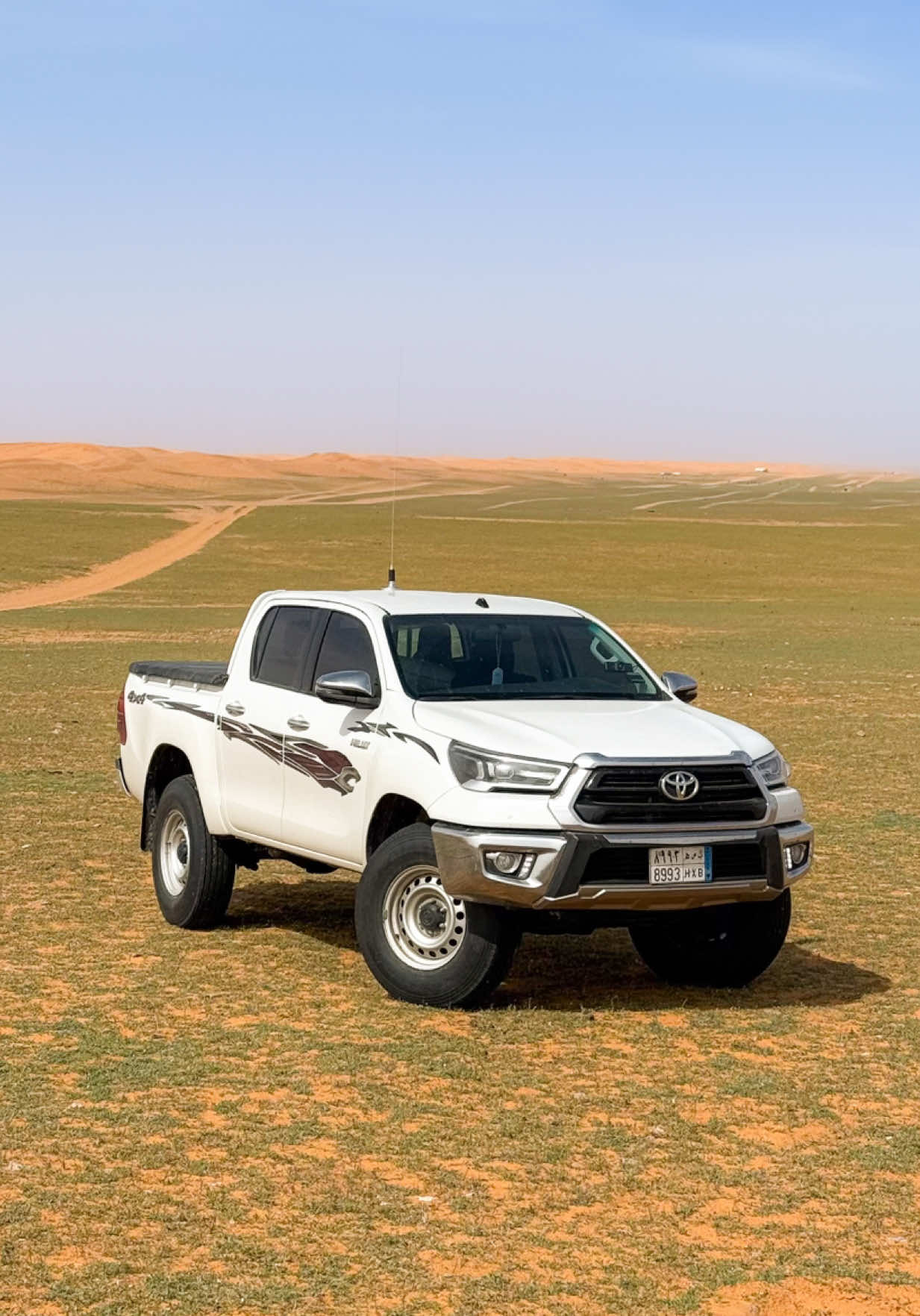 نادني ياخوك تعرف تلفوني  موتري ياتيك مثل الانتحاري  . يمسح الطبلون ما يمشي بهوني  شفق راعيه على طرد الحباري . #ابو_مزنه #explore #اكسبلور #fyp #video #الشتاء #سيارات #تويوتا #هايلوكس 