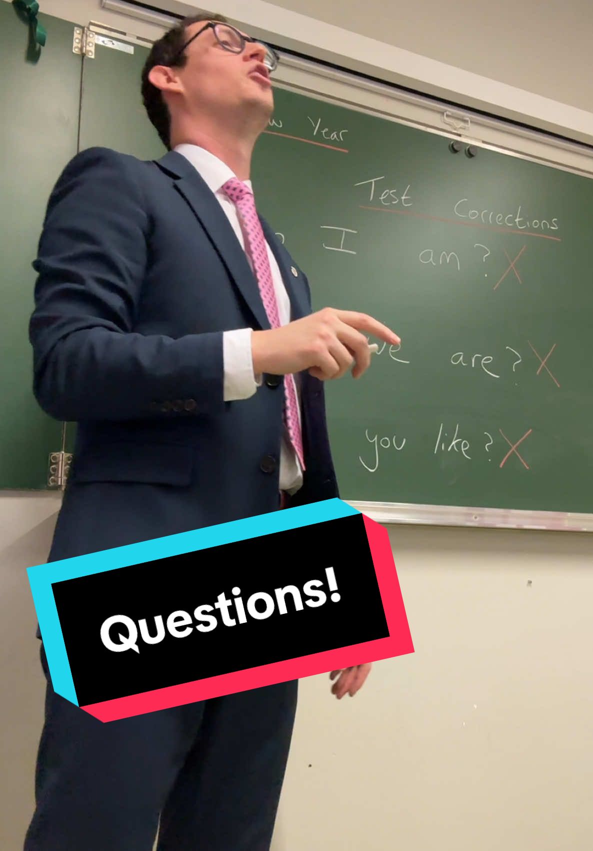 Studying questions! 👊👨🏻‍🏫 #prof #monsieurprof #professeur #cours #anglais #coursdanglais #english #eleves #eleve #élèves #college #lycee #learning #learningenglish #apprendresurtiktok #ambassadeur #controle #test #examen 