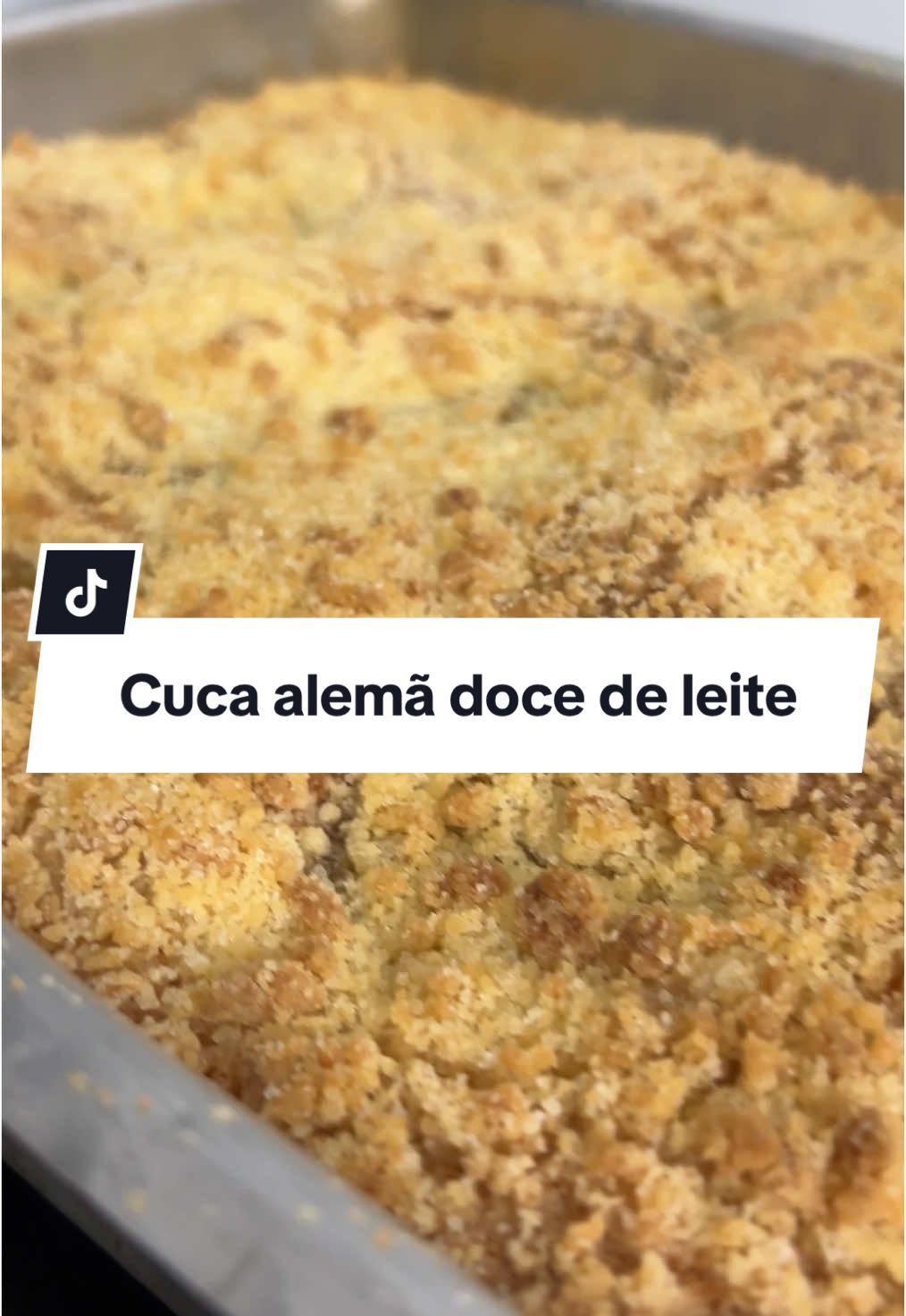 CUCA ALEMÃ DE DOCE DE LEITE A cuca tem origem na Alemanha, onde é conhecida como Streuselkuchen, que significa “bolo com farofa” em alemão. Essa receita tradicional consiste em uma massa macia, semelhante à de pão ou bolo, coberta com uma farofa crocante feita de manteiga, açúcar e farinha.  Claro que o brasileiro sempre melhora tudo e começou a adaptar colocando recheio como doce de leite 😏 FAROFA 1 xícara de farinha 1 xícara de açúcar 3 colheres de sopa margarina MASSA 3 ovos 1 xícara de açúcar 3 colheres de sopa de manteiga em temperatura ambiente 1 xícara de leite 2 e 1/2 xícaras de farinha de trigo 2 colheres de sopa de amido de milho 1 colher de sopa fermento químico Doce de leite a gosto Preparo: - farofa: misture todos os ingredientes até formar uma farofinha - massa: Em uma tigela, bata os ovos com o açúcar por cerca de dois minutos, utilizando um fouet ou uma colher. Em seguida, adicione a margarina derretida e o leite, misture um pouco e comece a incorporar, aos poucos, a farinha de trigo e o amido de milho. Mexa até obter uma massa lisa e homogênea. - Por fim, acrescente o fermento e misture delicadamente até que ele se integre à massa. - Despeje a massa em uma forma untada e enfarinhada ou com desmoldante, espalhando bem. Adicione colheradas de doce de leite sobre a massa, finalize com a farofa e leve ao forno preaquecido a 180°C por aproximadamente 40 a 45 minutos, até dourar. Ib.: @Fernanda Avila #cucaalemã #receitadecuca 