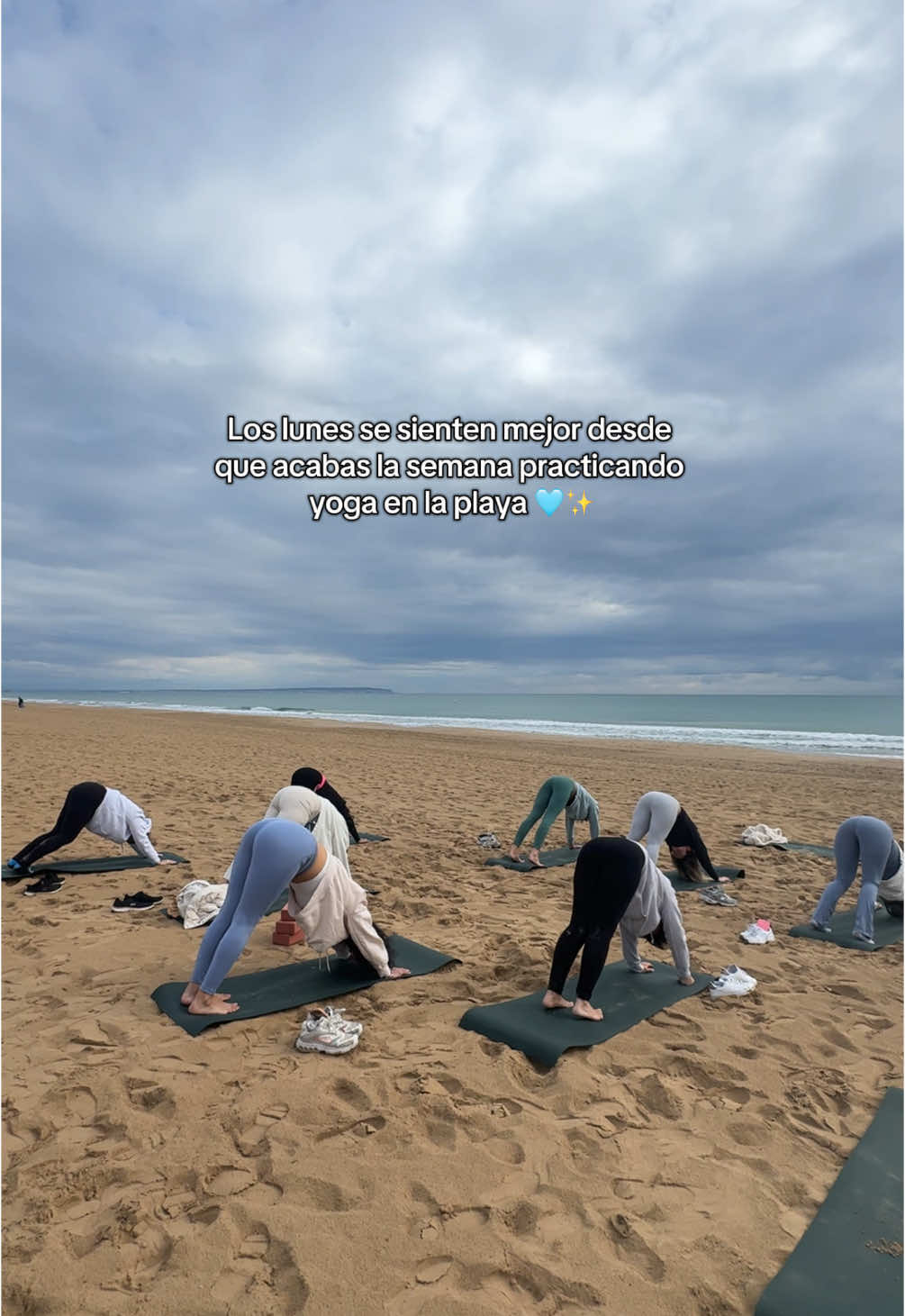 Yoga y el mar cerquita, no hay mejor combinación 🩵 créeme si te digo que practicar yoga te ayudará a afrontar la semana con otra energía✨ #yoga #alicante #planesalicante #yogaonline #parati #fyp 