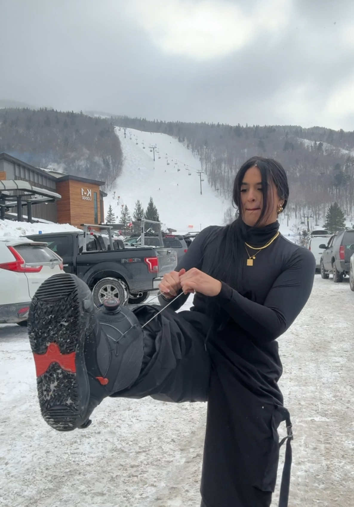 GRWM are my favorite 🏂😜 @snowverb pants @GSou Snow jacket! @ikonpass @Burton Snowboards #snowboarding #snowboardinggirl #ikonpass #burton #snowboardingoutfit 