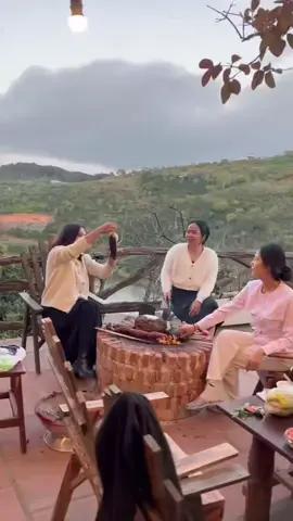 Không gian bữa tiệc gia đình, bạn bè, chỉ có tại Mimoza #mimozahomestay#homestaycaudat #homestay #dalat #sanmaycaudat #doichecaudat #hoteldalat #hotel #sănmaycaudat #homestaysanmay #capcut 