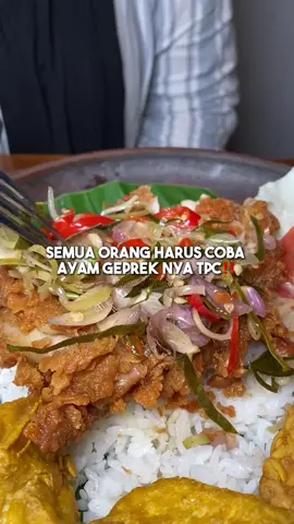 Semua orang harus coba ayam geprek the people’s cafe! Enak dan porsi nya jumbo jadi puas deh makannya. Jangan lupa beli voucher nya lewat video aku ya! #thepeoplescafe #infokuliner #kulinermall #kulinertiktok #vouchertiktok #jelajahramadan 