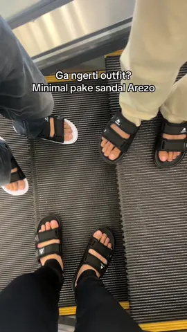 Pake sandal kembaran sama temen dari brand Arezo #outfit 