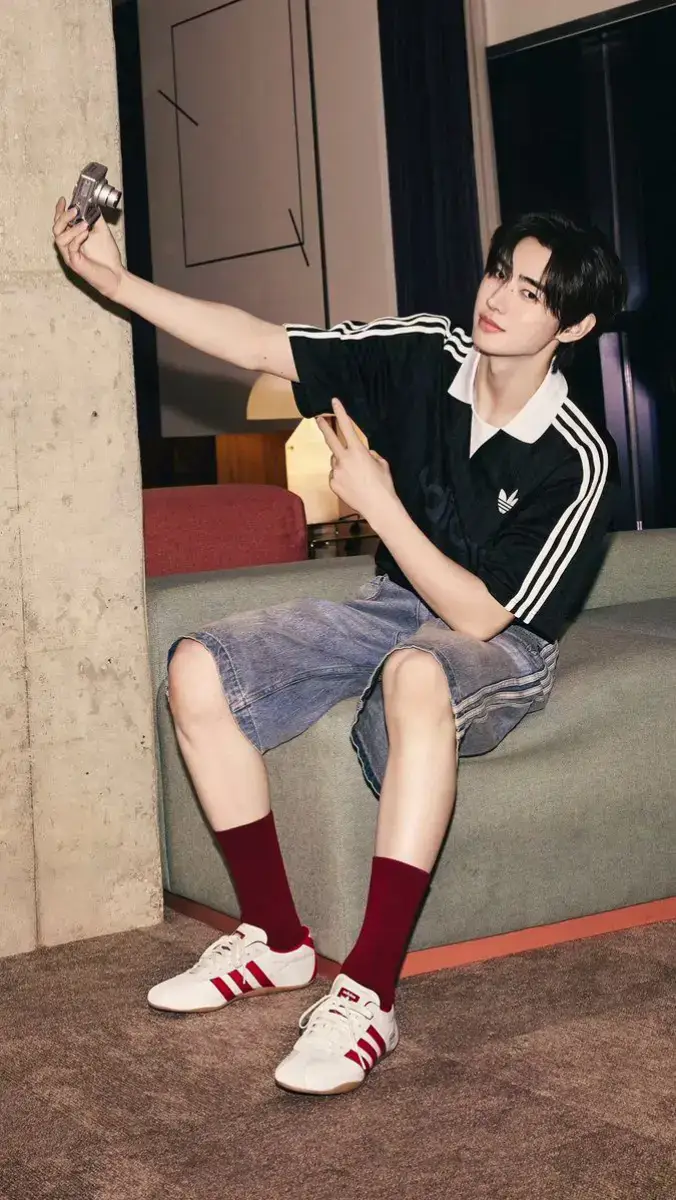 bahkan aku aja insecure liat kaki mu hoon😭 #sunghoon #adidas #enhypen #07enhypen #engeneさんと繋がりたい #fypage #viral #lewatberandafyp #sunghoon #parksunghoon 