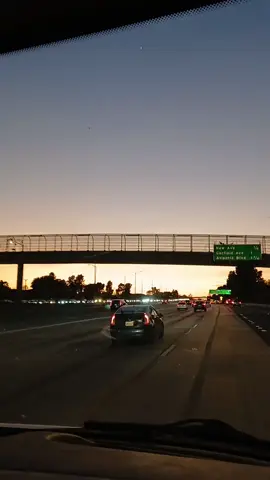 #losangelescaliforniausa🇺🇸 #inmigrante #atardecer #trabajo #freway #carreteras #cancioncalibre50 #sueñoamericano #soychapin 