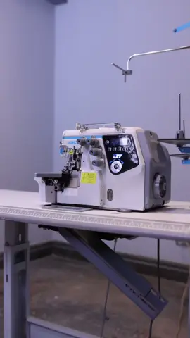 ماكينة اوفر #جاك  C7 URUS  ▪ الحل الأمثل لجميع أنواع الأقمشة  ▪ مناسبة للعمل على مختلف الخامات   شيفون , ليكرا , خامات سميكة  ▪  غرز أحترافية وسرعة فائقة  ▪  ارتفاع الدواسة يصل الي 12 مم  ▪  سرعة الماكينة 7000 ▪  قص فتلة , رفع دواس , ناطق صوتي  لمشاهدة الفيديو الكامل من خلال اللينك 👇 https://www.youtube.com/watch?v=kjEED6Of86I    لمزيد من التفاصيل  يُرجى التواصل معنا عبر:الهاتف: 15083 📞 #sewingmachine #jacksewingmachine 