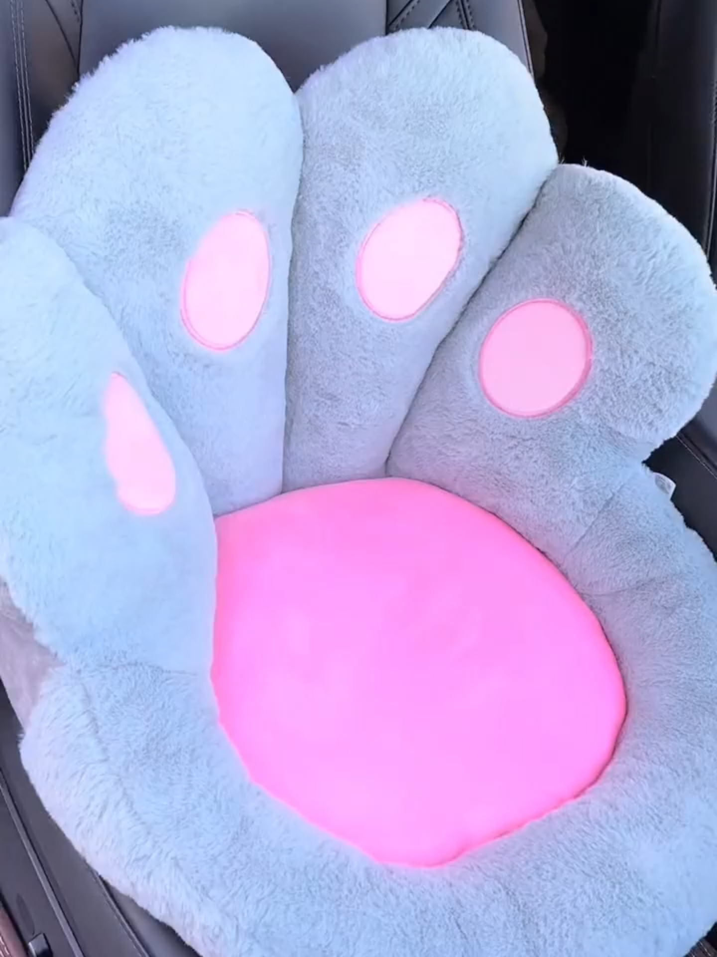 Đệm tựa lưng ô tô hình móng vuốt mèo, thiết kế vải chống mài mòn và chống trượt, dày dặn êm ái trên mọi chặng đường, di chuyển lâu sẽ không bị mỏi  #dem #goilongvu #goisofa #xuhuong #xuhuongtiktok #demoto #ilovetiktok