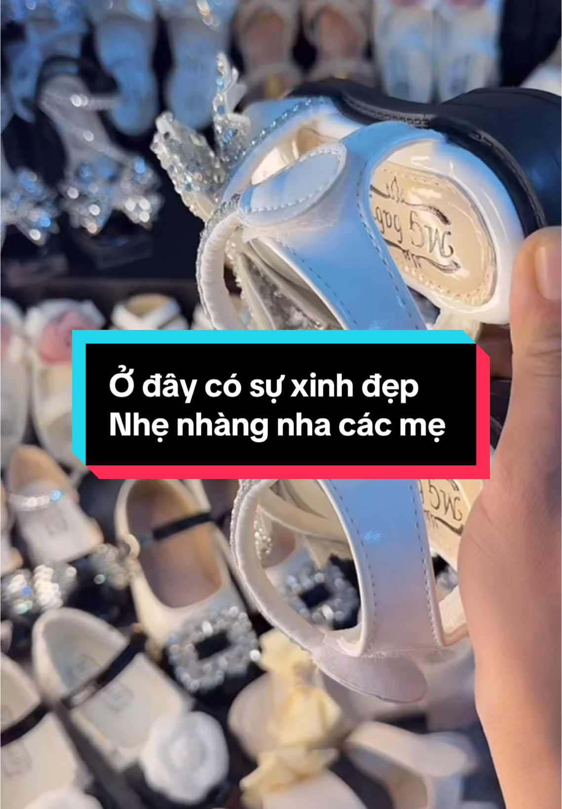 Dép quai nơ đính đá một chút xinh yêu ở đây ạ #xuhuong #xuhuongtiktok #thinhhanh #thoitrangchobe #depchobe #depquaingang #depquaihau #depnoxinh #