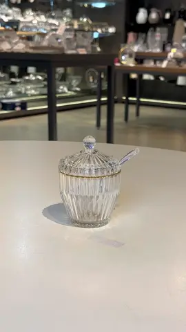 Doce sofisticação para sua mesa! ✨💎 O Açucareiro de Cristal com Fio de Ouro Imperatriz é a escolha perfeita para adicionar um toque de luxo ao seu café ou chá! 🌟💛 🌟 Encante seus convidados com estilo! #Wolff #Cristal #MesaElegante #AçucareiroDeCristal #DesignLuxuoso #DetalhesDeOuro #CaféComEstilo #DecoraçãoDeMesa #HomeDecor #EstiloImperial