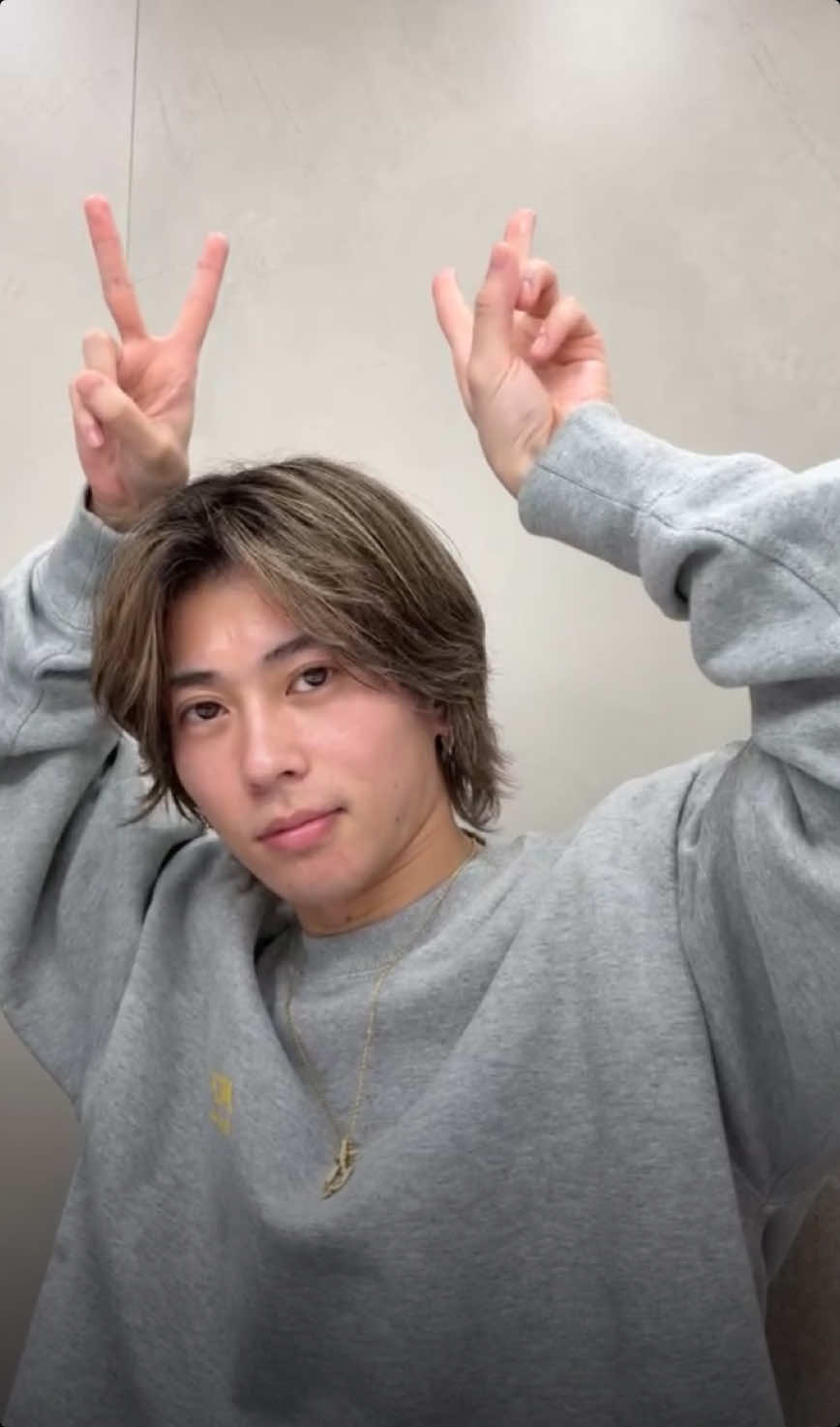 インライの誠也くん終始彼氏感強すぎてしんどい😖 ''いっぱい持ってるでしょ写真'' この一言が刺さりすぎて💖 その後の舌ペロも可愛すぎ👼💕  #aぇgroup  #末澤誠也 #aぇgroup担と繋がりたい 