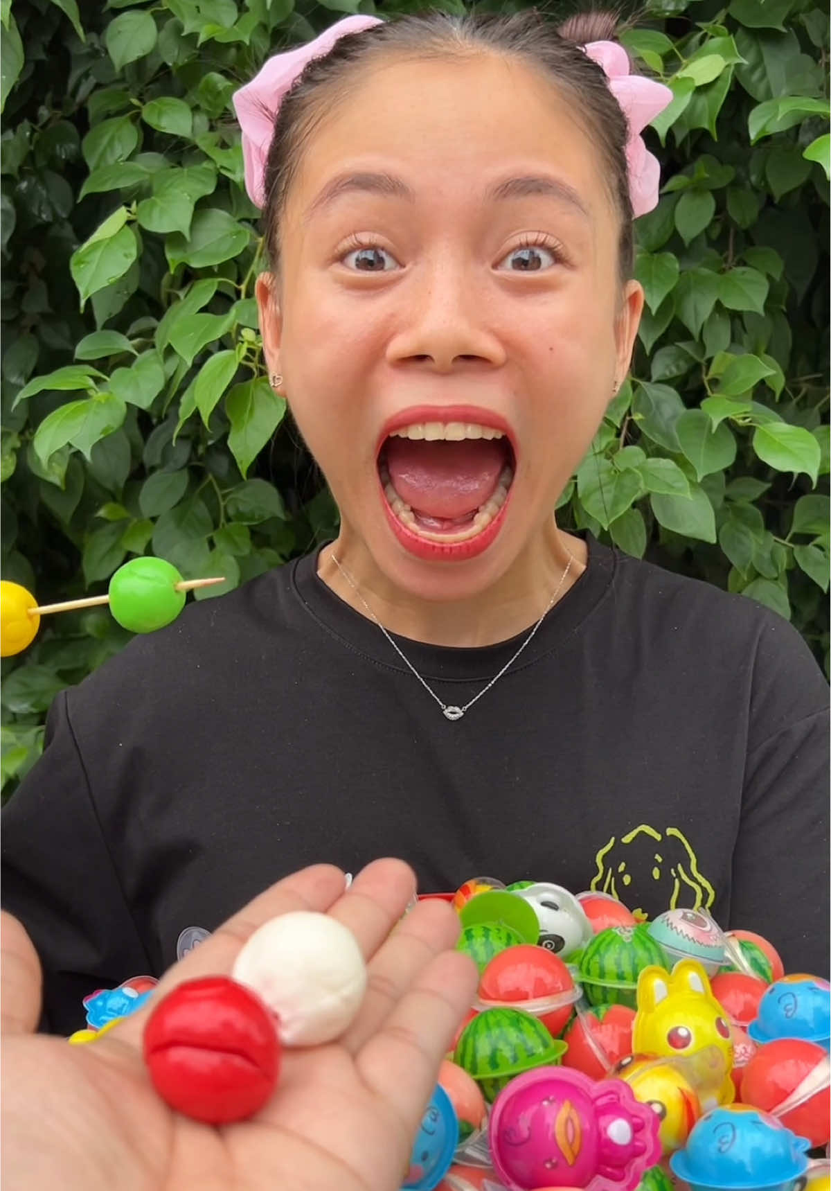 The girl has super delicious gourd skewers #shorts #candy #lollipop 