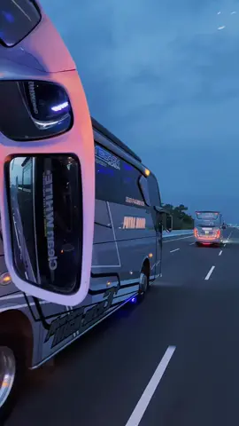 Konvoi 5 bus pondok gontor putra Kalianda, Lampung menuju ke Timur ✈️ @amd.ucok  #CapCut #putramahir #putramahirbus #putramahirlovers #indlaiiner #alahwal #hinorm #hinorm280 #hinorm280abs #rm280 #airsuspensi #softsuspension #buspariwisata #bismania #jetbus #jetbus5 #jetbus5shd #storybus #storybusmania #storybusaesthetic #cinematic #cinematicbus #cinematicbusindonesia #bismaniacommunity #conematicdjbus #storywa #storygalau #fyp #fypシ 