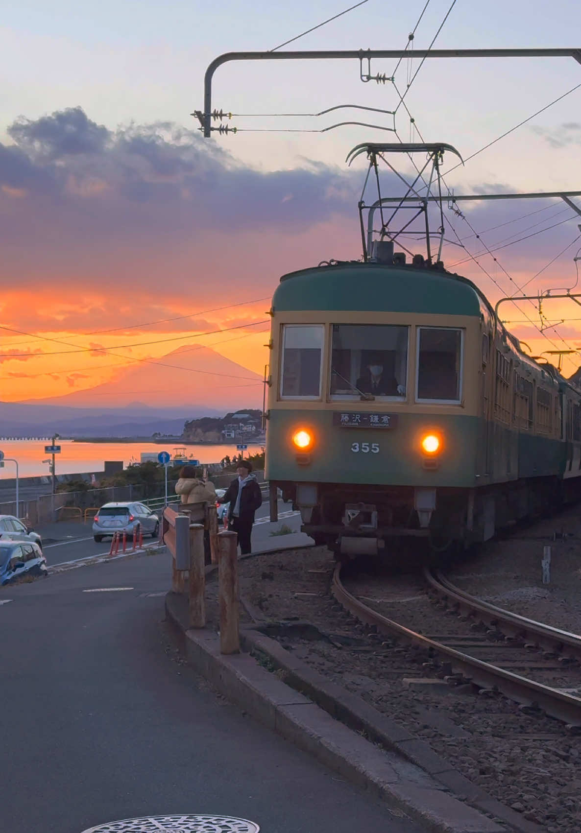 今日の爆焼けと江ノ電が美しすぎた🗻🌅🚃 📍Shichirigahama / Kamakura🇯🇵 🗾七里ヶ浜 江ノ電を撮り続けて長いですが、今までで一番満足のいく江ノ電と夕焼けの映像が撮れました🥰 大好きな車両の300形が来るタイミングで綺麗に焼けた空と真っ赤に染った冬富士が最高でした🥹‪🙌 I've been taking pictures of the Enoshima Electric Railway for a long time, but I was able to take the most satisfying video of the Enoshima Electric Railway and the sunset I've ever taken 🥰 The beautifully burnt sky and the bright red winter Fuji were the best when my favorite 300-series train came along 🥹🙌 ✼••┈┈┈┈••✼••┈┈┈┈••✼ ✔🗓2025 / 2 ▪️Beautiful places in japan🇯🇵 ▪️Please check out➴⡱@matcha_film ▫️𝙲𝚊𝚖𝚎𝚛𝚊:  iPhone15promax  ✼••┈┈┈┈••✼••┈┈┈┈••✼ #japan #japantravel #japantrip #anime #japangram #kamakura #kanagawa#kamakuratrip #enoden #shichirigahama #sunset #에노덴 #일본 #가마쿠라 #beautifuljapan  #slamdunk #traveljapan #tripjapan #visitjapan #鎌倉 #七里ヶ浜 #夕日 #夕焼け #神奈川 #江ノ電 #スラムダンク #鎌倉観光 #鎌倉散歩 #日本の風景 