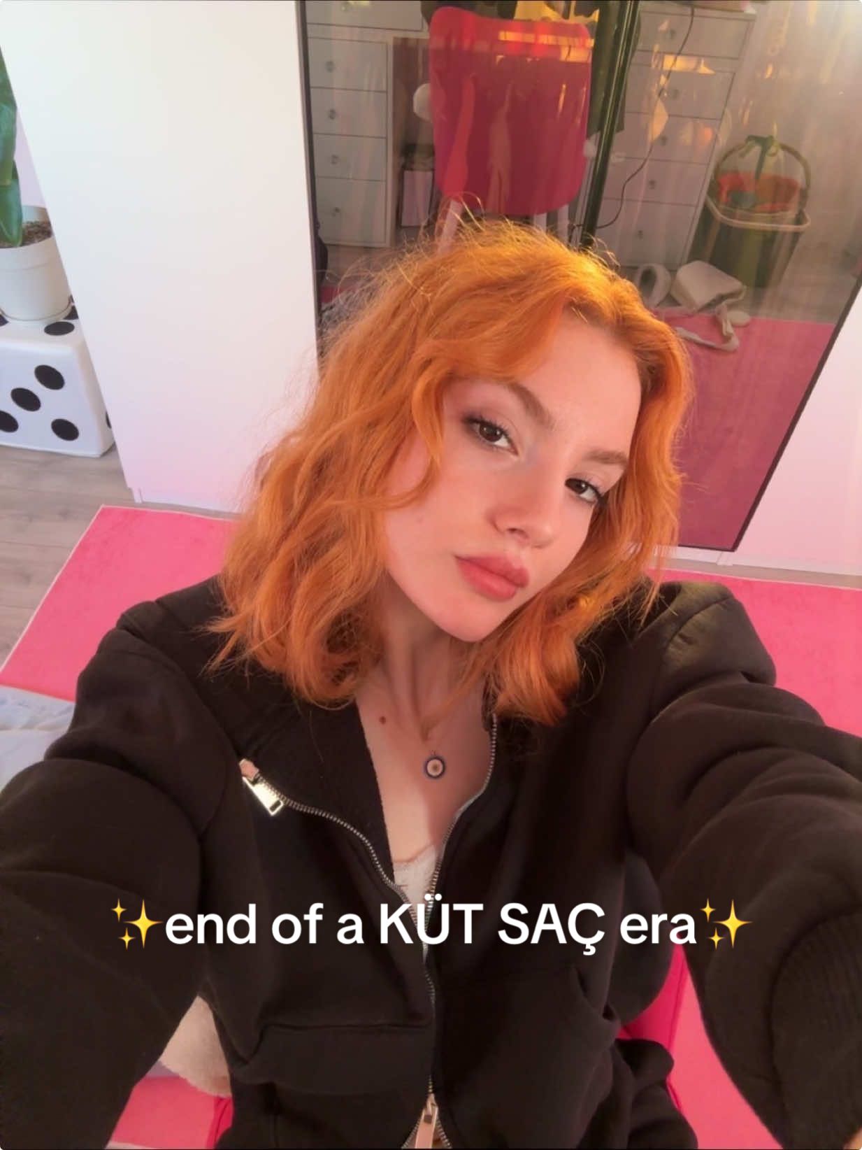 küt saç uzatma yolculuğumda uzun zamandır biberiye suyu kullanan biri olarak şu saç beyazlatma söylentisini bi konuşalım istedim   *reklam #keşfet #fyp #biberiyesuyu 