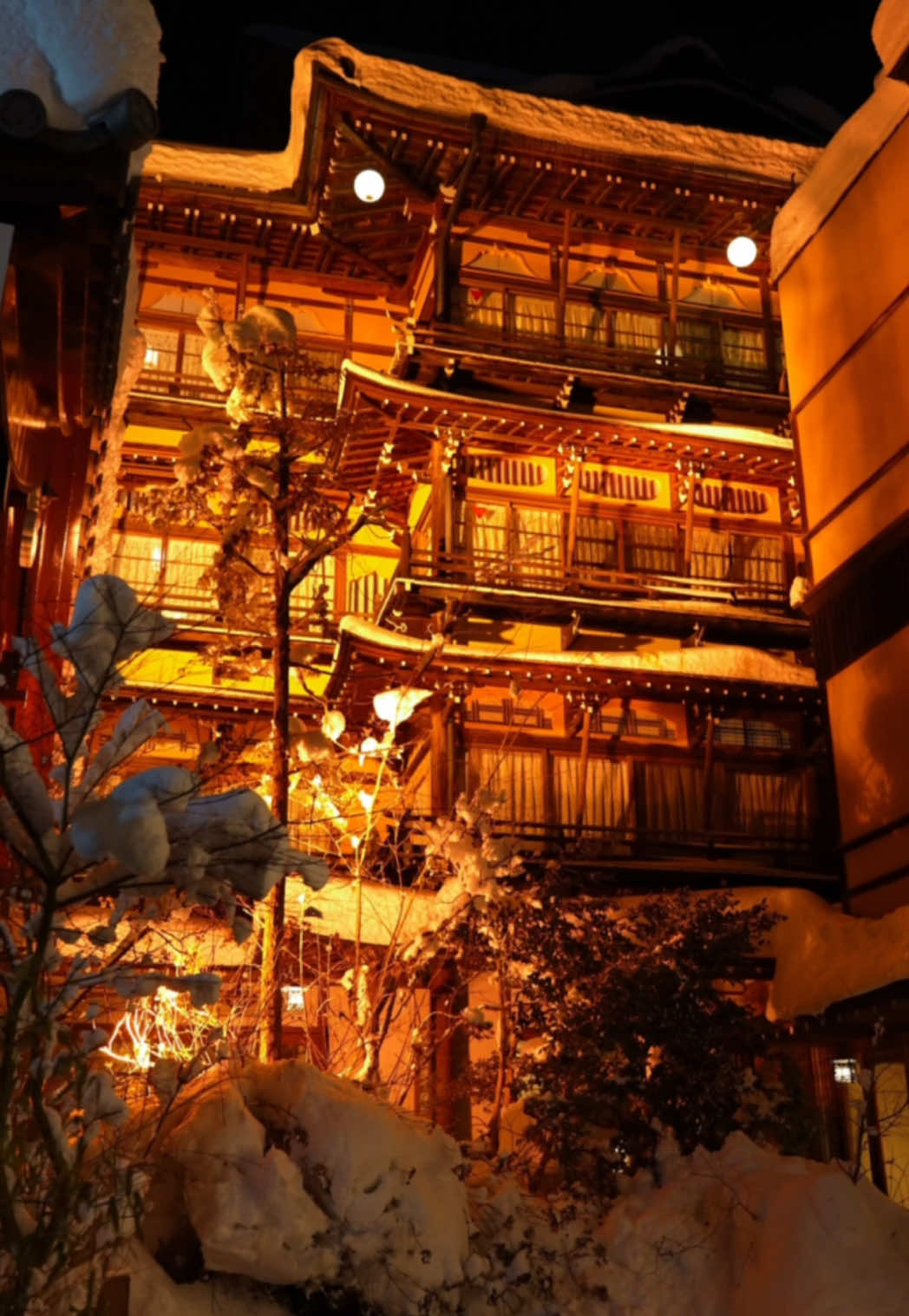 千と千尋の神隠しの世界だ。 . 📍歴史の宿 金具屋 @KANAGUYA  （予約は緑色の場所タグから↖︎） . 何度来てもこの旅館、 そして温泉街の世界観は美しく幻想的だ。 . #金具屋 #歴史の宿金具屋 #渋温泉 #千と千尋の神隠し #ジブリ #冬と春のホテルキャンペーン #spiritedaway #ghibli #studioghibli #chihiro #japantravel 