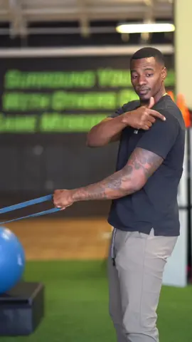 Rear Delt Mobility 🔥🦾 (Save & Share) Try this Mobility Exercise for: Increased Range of Motion Reduced Tension Improved Flexibility Injury Prevention Tag a Friend/Athlete with Bad Shoulders 😎 - - #athlete #Mobility #mobilitytraining #shouldermobility #flexibility #shoulderflexibility #Fitness #fitnessmotivation