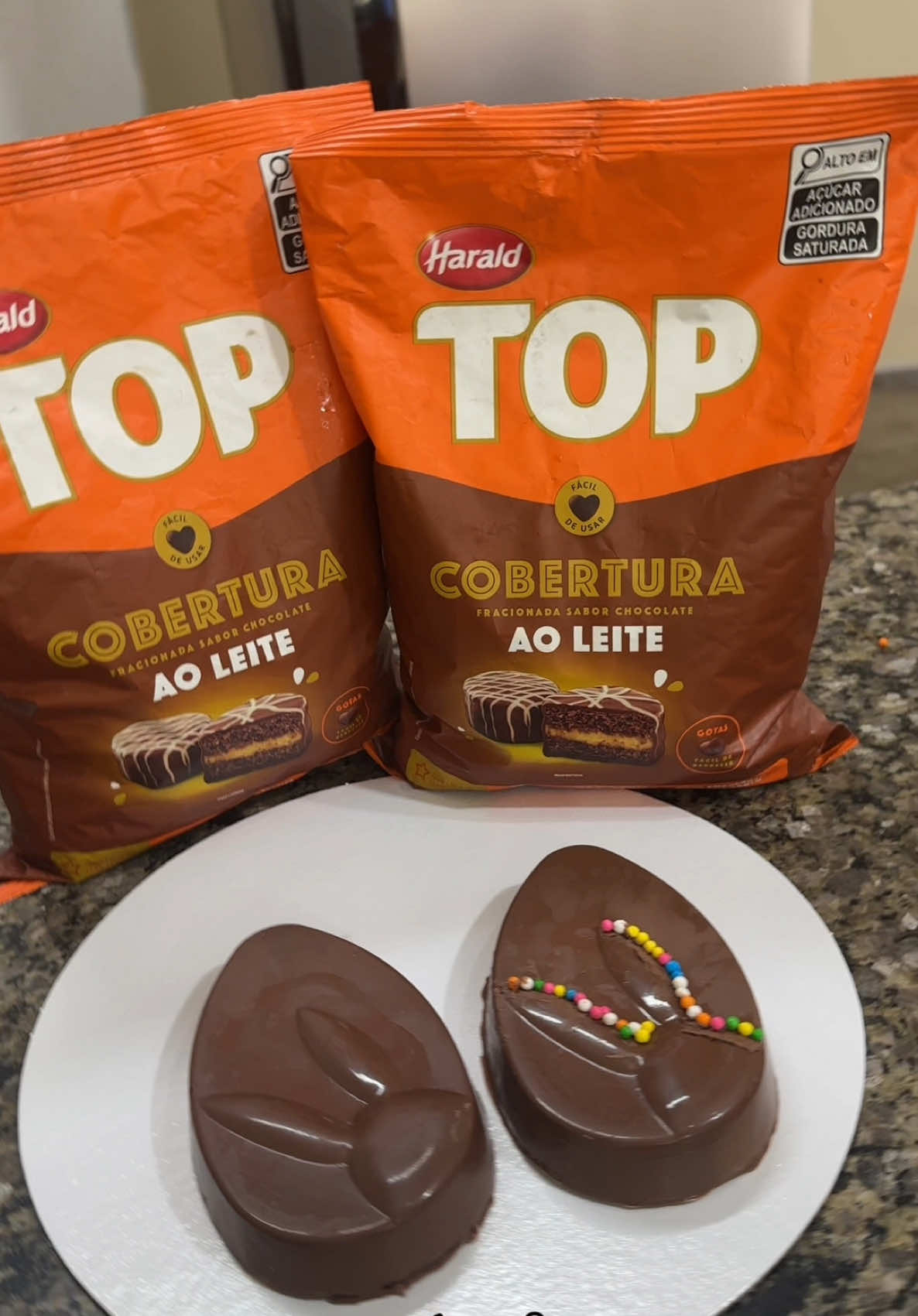 Tablete de Páscoa utilizando a forminha  10603 da Bwb! Vejam só que fazer de fazer, é uma ótima opção de lembrancinha e também para você confeiteira adicionar ao seu cardápio!  Venha até a Dotta mais próxima e faça já suas compras de Páscoa!  #confeitaria #dottafesta #birigui #brasil #aracatuba #penapolis #explore #viral #reels__tiktok #pascoa #páscoa #trendingvideo #bwb #harald 