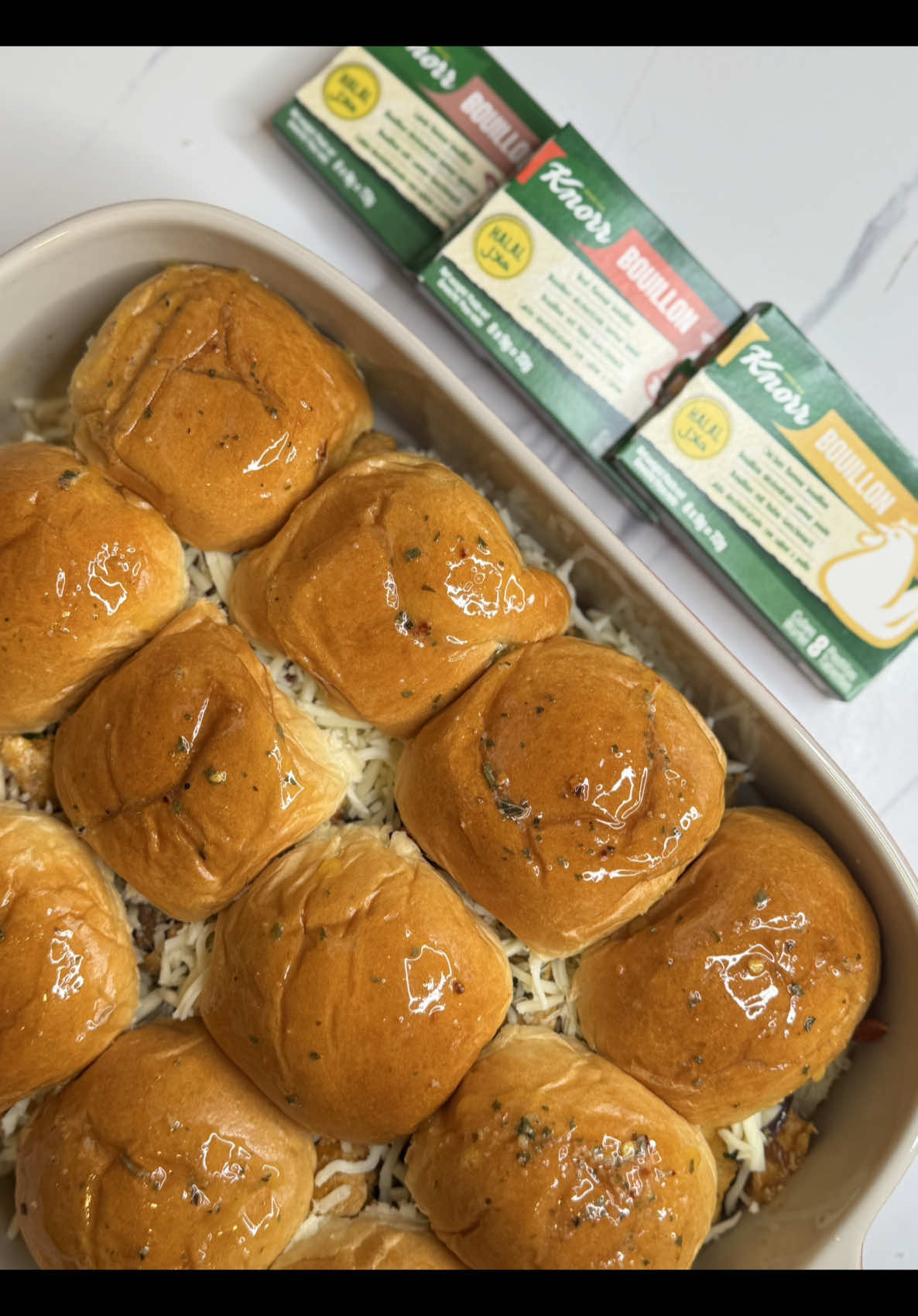 Recette Ramadan- Chicken Fajitas Sliders Ingrédients : 2 filets de poulet coupés  1 oignon  rouge  1 poivron rouge + 1 poivron jaune 1 bouillon de poule Knorr Un filet d’huile d’olive 1 cuillère à café d’épices mexicaines Sel, poivre coriandre ciselée 12 petits buns  50 g de beurre fondu+ persillade 100 g de mozza râpé Dans une poêle bien chaude, faire revenir les morceaux de poulet avec un filet d’huile d’olive. Ajouter le sel, le poivre, les épices mexicaines et émietter le bouillon de poule Knorr.  Incorporer les oignons et les poivrons, laisser cuire quelques minutes, puis ajouter la coriandre ciselée. Couper les petits pains en deux et badigeonner l’intérieur avec du beurre fondu à la persillade. Saupoudrer de fromage râpé. Garnir avec le mélange de poulet et légumes, puis ajouter du fromage râpé.  Refermer avec le haut des pains. Enfourner à 200°C pendant 15 minutes. À accompagner d’une Chorba Knorr Collaboration commerciale avec @knorr  *Pour votre santé, évitez de manger trop gras, trop sucré, trop salé. Mangez, bougez ! #sliders #Ramadan #knorr 